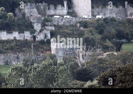 Gwrych Castle Abergele Wales. Das Schloss wird zum zweiten Mal in einen mittelalterlichen Campingplatz verwandelt, für die Dreharbeiten zu I'm a Celebrity 2021 Stockfoto