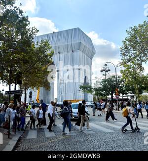 Paris, Frankreich. September 2021. Das Ende der Arbeiten der Umhüllung des Triumphbogens in Paris, Frankreich, am 17. September 2021. Die Realisierung des ephemeren Kunstwerks Arc de Triomphe wurde abgeschlossen und die ersten Zuschauer wurden von einer Taschen Boutique auf den Champs Elysees geleitet. „L'Arc de Triomphe, Wrapped“ posthume zeitgenössische Arbeiten der Künstler Christo und Jeanne Claude, die vom 18. September bis zum 3. Oktober 2021 zwei Wochen am Place Charles de Gaulle verbleiben werden. Foto von Karim Ait Adjedjou/Avenir Pictures/ABACAPRESS.COM Quelle: Abaca Press/Alamy Live News Stockfoto