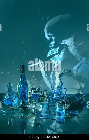 Geisterhafte Darstellung des Schädels in Blau mit Flaschen, Brille und Brille nach der Party projiziert Stockfoto