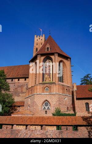 Malbork, Polen - 2. September 2021: Vertikale Ansicht des historischen Schlosses Malbork in Nordpolen Stockfoto