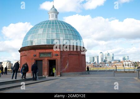 Eingang zum Fußtunnel unter der Themse in Greenwich London, Großbritannien. Stockfoto