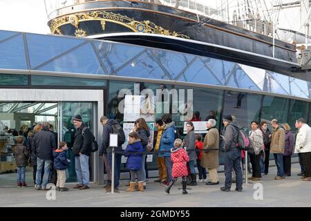 Menschen warten darauf, den Cutty Sark Tea Clipper in Greenwich, London, Großbritannien zu besuchen. Stockfoto