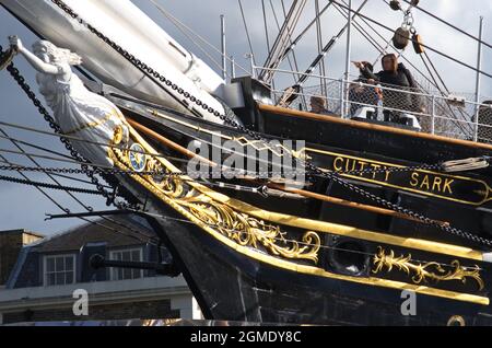 Weibliche nautische Galionsfigur auf dem Bug von Cutty Sark, Greenwich, London, Großbritannien. Stockfoto