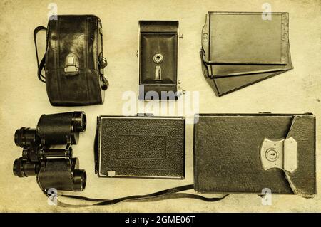 Vintage-Kameras mit Gehäusen auf hellem Hintergrund. Draufsicht Stockfoto