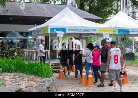 Menschen, die sich für die zweite Dosis des Covid-19-Impfstoffs im Park Saint Bento (Campo De Sao Bento) in Icarai, Niteroi, Rio de Janerio, Stockfoto