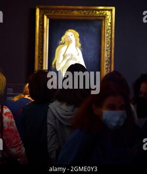 Paris, Frankreich. September 2021. Am 17. September 2021 sehen sich die Menschen Bilder an, während sie die Botticelli-Ausstellung im Jacquemart-Andre-Museum in Paris, Frankreich, besuchen. Foto von Karim Ait Adjedjou/Avenir Pictures/ABACAPRESS.COM Quelle: Abaca Press/Alamy Live News Stockfoto