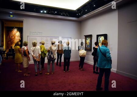 Paris, Frankreich. September 2021. Am 17. September 2021 sehen sich die Menschen Bilder an, während sie die Botticelli-Ausstellung im Jacquemart-Andre-Museum in Paris, Frankreich, besuchen. Foto von Karim Ait Adjedjou/Avenir Pictures/ABACAPRESS.COM Quelle: Abaca Press/Alamy Live News Stockfoto