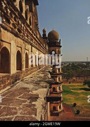 Das Schnitzen bei gol gumbaz in karnataka ist das Mausoleum von mohammed adil shah Stockfoto