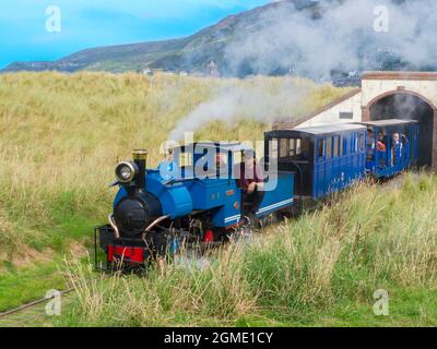 Eine Lok nach dem Vorbild einer Darjeeling Himalayan Class B Tank Lokomotive, zieht einen Zug auf der Fairbourne Minature Railway, Gwynedd, Wales .The Fairbourne Ra Stockfoto