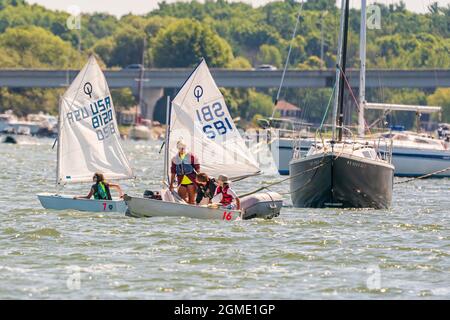 Die SAIL Training Foundation veranstaltet freitags von Mai bis Oktober Jugendsegeltrainingskurse im Kanal zwischen Lake Michigan und Green Bay. Stockfoto