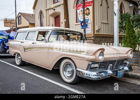Virginia City, NV - 31. Juli 2021: 1957 Ford Country Sedan Kombi auf einer lokalen Automshow. Stockfoto