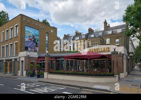 Umgebaute ehemalige Tankstelle in london Stockfoto