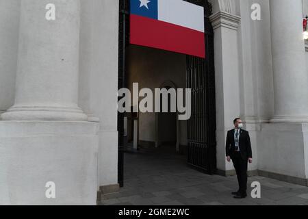 Santiago, Metropolitana, Chile. September 2021. Vorbereitungen vor dem offiziellen Regierungsfoto im Palacio La Moneda, am Tag der Unabhängigkeit Chiles. (Bild: © Matias Basualdo/ZUMA Press Wire) Bild: ZUMA Press, Inc./Alamy Live News Stockfoto