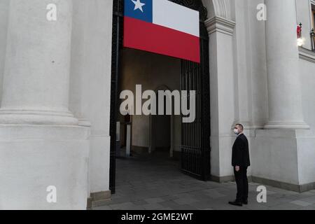 Santiago, Metropolitana, Chile. September 2021. Vorbereitungen vor dem offiziellen Regierungsfoto im Palacio La Moneda, am Tag der Unabhängigkeit Chiles. (Bild: © Matias Basualdo/ZUMA Press Wire) Bild: ZUMA Press, Inc./Alamy Live News Stockfoto