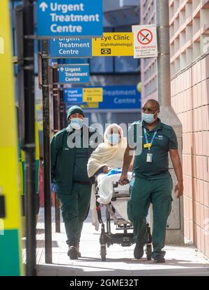 London, Großbritannien. September 2021. Ein Patient kommt im Krankenhaus an. Krankenwagen im Royal London Hospital. Es gibt einen Rückstand von Patienten mit den Fällen von Covid-19 wieder auf dem Vormarsch. Kredit: Mark Thomas/Alamy Live Nachrichten Stockfoto