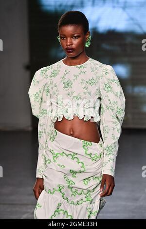 London, Großbritannien. 18. September 2021. Ein Model auf dem Laufsteg während der Yuhan Wang Modenschau, die im Rahmen der London Fashion Week im September 2021 auf dem TikTok Showspace stattfand. Bilddatum: Samstag, 18. September 2021. Bildnachweis sollte lauten: Matt Crossick/Empics/Alamy Live News Stockfoto