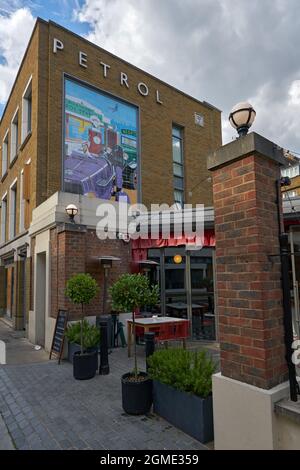 Umgebaute ehemalige Tankstelle in london Stockfoto