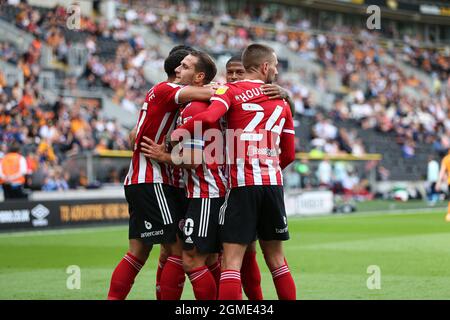 KINGSTON UPON HULL, GROSSBRITANNIEN. 18. SEPTEMBER die Blades feiern das erste Tor des Spiels während des Sky Bet Championship-Spiels zwischen Hull City und Sheffield United im KC Stadium, Kingston upon Hull am Samstag, dem 18. September 2021. (Kredit: Emily Moorby | MI Nachrichten) Kredit: MI Nachrichten & Sport /Alamy Live Nachrichten Stockfoto