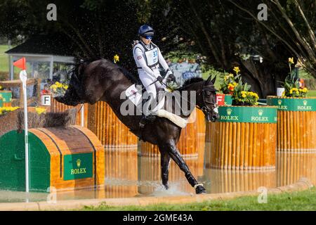 Aachen, Deutschland. September 2021. CHIO, Eventing, Cross-Country: Die Reiterin Laura Collett aus Großbritannien auf ihrem Pferd 'Dacapo' springt auf ein Hindernis. Sie kam an zweiter Stelle. Quelle: Rolf Vennenbernd/dpa/Alamy Live News Stockfoto