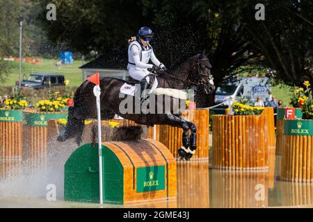 Aachen, Deutschland. September 2021. CHIO, Eventing, Cross-Country: Die Reiterin Laura Collett aus Großbritannien auf ihrem Pferd 'Dacapo' springt auf ein Hindernis. Sie kam an zweiter Stelle. Quelle: Rolf Vennenbernd/dpa/Alamy Live News Stockfoto