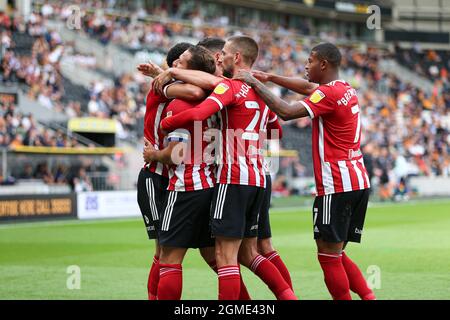 KINGSTON UPON HULL, GROSSBRITANNIEN. 18. SEPTEMBER die Blades feiern das erste Tor des Spiels während des Sky Bet Championship-Spiels zwischen Hull City und Sheffield United im KC Stadium, Kingston upon Hull am Samstag, dem 18. September 2021. (Kredit: Emily Moorby | MI Nachrichten) Kredit: MI Nachrichten & Sport /Alamy Live Nachrichten Stockfoto