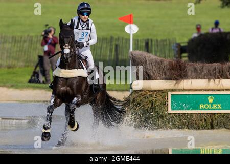 Aachen, Deutschland. September 2021. CHIO, Eventing, Cross-Country: Die Reiterin Laura Collett aus Großbritannien auf ihrem Pferd 'Dacapo' springt auf ein Hindernis. Sie kam an zweiter Stelle. Quelle: Rolf Vennenbernd/dpa/Alamy Live News Stockfoto