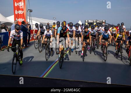 Die Abbildung zeigt das Reiterrudel während der Eröffnungsfeier der UCI World Championships Road Cycling Flanders 2021 in Knokke-Heist Stockfoto