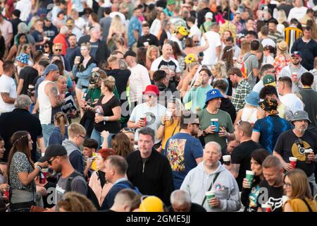 Newport, Isle of Wight, Großbritannien, Freitag, 17. September 2021 Blick auf das MainStage-Publikum beim Isle of Wight Festival Seaclose Park. Kredit: DavidJensen / Empics Unterhaltung / Alamy Live Nachrichten