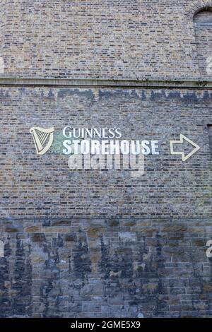 DUBLIN, IRLAND - 21. März 2021: Das Äußere und die Beschilderung der Guinness Storehouse Brewery in Dublin, Irland Stockfoto