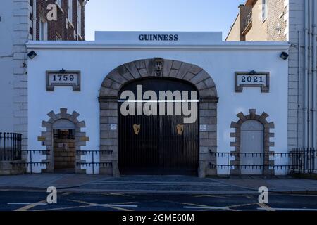 DUBLIN, IRLAND - 21. März 2021: Das Äußere und die Beschilderung der Guinness Storehouse Brewery in Dublin, Irland Stockfoto