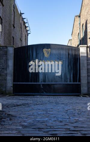 DUBLIN, IRLAND - 21. März 2021: Das Äußere und die Beschilderung der Guinness Storehouse Brewery in Dublin, Irland Stockfoto