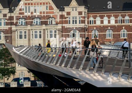 Radler auf der Lille Langebro Rad- und Fußgängerbrücke über den Hafen, Kopenhagen gilt als die Radfahrhauptstadt der Welt, 45% der Einwohner Stockfoto