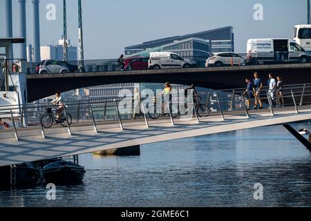 Radler auf der Lille Langebro Rad- und Fußgängerbrücke über den Hafen, Kopenhagen gilt als die Radfahrhauptstadt der Welt, 45% der Einwohner Stockfoto