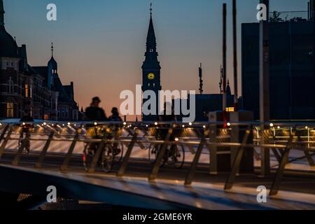 Radler auf der Lille Langebro Rad- und Fußgängerbrücke über den Hafen, Kopenhagen gilt als die Radfahrhauptstadt der Welt, 45% der Einwohner Stockfoto