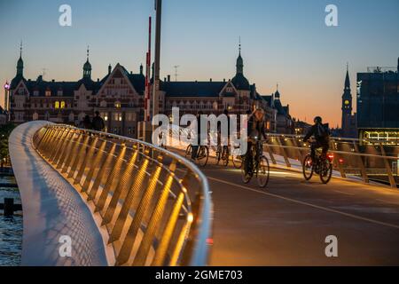 Radler auf der Lille Langebro Rad- und Fußgängerbrücke über den Hafen, Kopenhagen gilt als die Radfahrhauptstadt der Welt, 45% der Einwohner Stockfoto