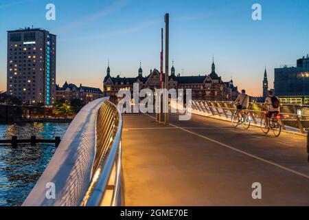 Radler auf der Lille Langebro Rad- und Fußgängerbrücke über den Hafen, Kopenhagen gilt als die Radfahrhauptstadt der Welt, 45% der Einwohner Stockfoto