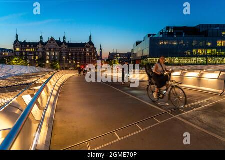 Radler auf der Lille Langebro Rad- und Fußgängerbrücke über den Hafen, Kopenhagen gilt als die Radfahrhauptstadt der Welt, 45% der Einwohner Stockfoto