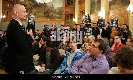 Paris, Frankreich, Gruppe AIDS-Aktivisten des Act Up Paris, demonstrieren gegen den französischen konservativen Politiker und Homophobe, während der Anti-Gay Heirat Pressedebatte, Mairie du 4e, Christophe Girard, (beigeordneter Bürgermeister) Anti-Diskriminierung, politische Wut junger Menschen Stockfoto