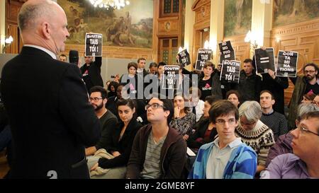 Paris, Frankreich, Aidsaktivisten von Act Up Paris, Protest gegen den konservativen Politiker und Homophobe Frankreichs, während der Anti-Gay Marriage Press Debate, Mairie du 4e, Christophe Girard, ehemaliger Bürgermeister, sprach vor Publikum Stockfoto