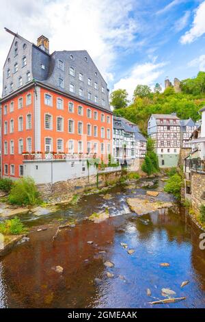 Das Beste des touristischen Dorfes Monschau, in den Hügeln der Nordeifel gelegen, im Naturpark hohes Venn – Eifel im engen Tal der Stockfoto