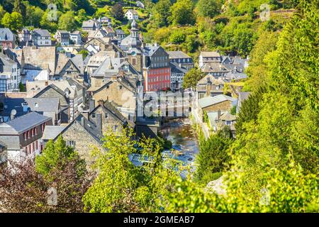 Das Beste des touristischen Dorfes Monschau, in den Hügeln der Nordeifel gelegen, im Naturpark hohes Venn – Eifel im engen Tal der Stockfoto