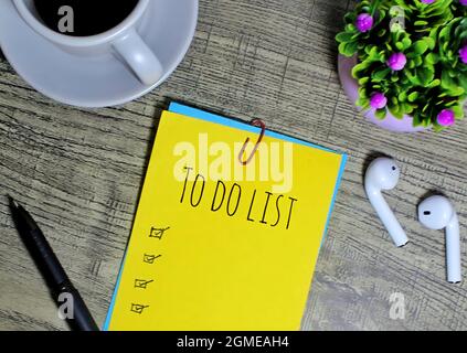 Draufsicht auf Stift, Kaffee und farbliches Notizblock mit Text-TO-DO-LISTE darauf. Stockfoto