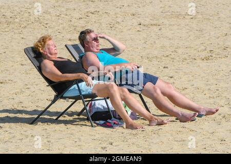 Weymouth, Dorset, Großbritannien. September 2021. Wetter in Großbritannien. Sonnenanbeter am Strand genießen die heiße Herbstsonne im Badeort Weymouth in Dorset. Bildnachweis: Graham Hunt/Alamy Live News Stockfoto