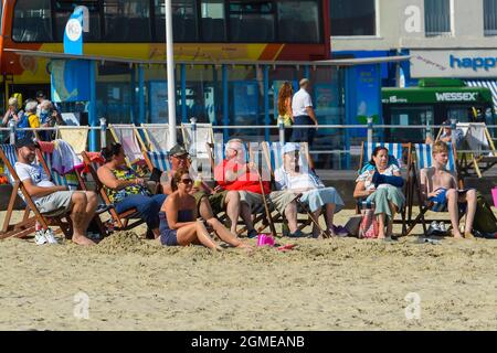 Weymouth, Dorset, Großbritannien. September 2021. Wetter in Großbritannien. Sonnenanbeter am Strand genießen die heiße Herbstsonne im Badeort Weymouth in Dorset. Bildnachweis: Graham Hunt/Alamy Live News Stockfoto