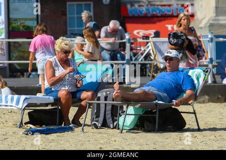 Weymouth, Dorset, Großbritannien. September 2021. Wetter in Großbritannien. Sonnenanbeter am Strand genießen die heiße Herbstsonne im Badeort Weymouth in Dorset. Bildnachweis: Graham Hunt/Alamy Live News Stockfoto