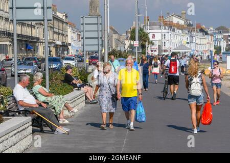 Weymouth, Dorset, Großbritannien. September 2021. Wetter in Großbritannien. An der Strandpromenade gibt es viele Besucher, die die heiße Herbstsonne im Badeort Weymouth in Dorset genießen. Bildnachweis: Graham Hunt/Alamy Live News Stockfoto