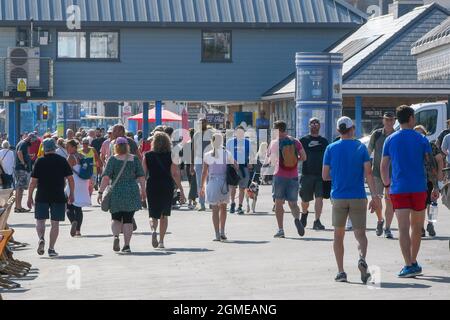 Weymouth, Dorset, Großbritannien. September 2021. Wetter in Großbritannien. An der Strandpromenade gibt es viele Besucher, die die heiße Herbstsonne im Badeort Weymouth in Dorset genießen. Bildnachweis: Graham Hunt/Alamy Live News Stockfoto