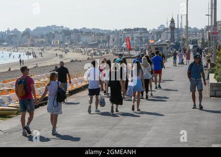 Weymouth, Dorset, Großbritannien. September 2021. Wetter in Großbritannien. An der Strandpromenade gibt es viele Besucher, die die heiße Herbstsonne im Badeort Weymouth in Dorset genießen. Bildnachweis: Graham Hunt/Alamy Live News Stockfoto