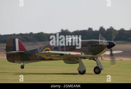 IWM Duxford, Cambridgeshire, Großbritannien. 18. September 2021. Die Flugausstellung beginnt bei der Battle of Britain Air Show auf dem ehemaligen RAF-Gelände, das während des Zweiten Weltkriegs eine zentrale Rolle als Basis für viele Spitfire- und Hurricane-Piloten spielte, mit passenderweise verschiedenen Marken von Spitfire und Hurricanes. Quelle: Malcolm Park/Alamy Live News Stockfoto