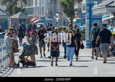 Weymouth, Dorset, Großbritannien. September 2021. Wetter in Großbritannien. An der Strandpromenade gibt es viele Besucher, die die heiße Herbstsonne im Badeort Weymouth in Dorset genießen. Bildnachweis: Graham Hunt/Alamy Live News Stockfoto